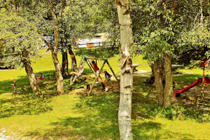Camping Valmalene - Spielplatz vom Campingplatz zwischen Bäumen