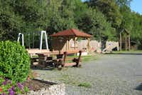 Camping Valmetal - Blick auf das Campingplatzgelände mit dem Spielplatz für Kinder
