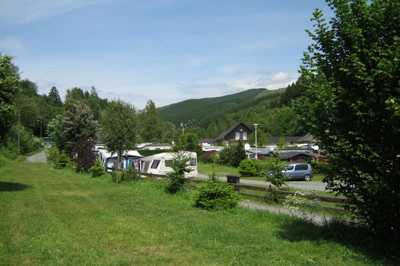 Camping Valmetal - Blick auf die grünen Hügel aus dem Campingplatzgelände