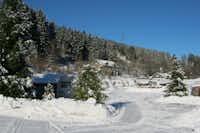 Camping Valmetal - Wohnmobilstellplatz im Winter mit dem Blick auf die Hügel