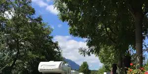 Camping Vampire - Wohnmobile auf dem Campingplatz zwischen Bäumen