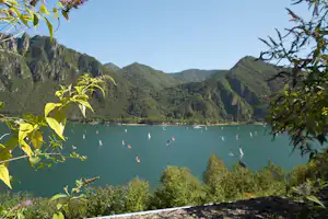 Camping Vantone Pineta - Übersicht auf den Idrosee