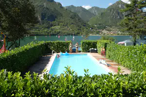 Camping Vantone Pineta - Pool mit Blick auf die Berge