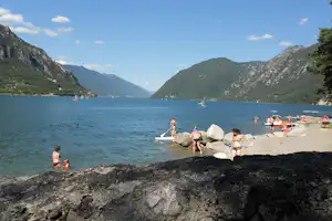 Camping Vantone Pineta - Strand mit Blick auf die Berge am Campingplatz