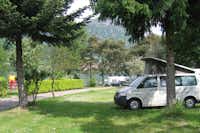 Camping Vantone Pineta  -  Wohnwagen- und Zeltstellplatz auf grüner Wiese mit Blick auf den Idrosee und die Berge