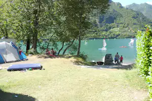 Camping Vantone Pineta - Zeltstellplatz am Idrosee auf dem Campingplatz