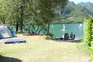 Camping Vantone Pineta - Zeltstellplatz am Idrosee auf dem Campingplatz