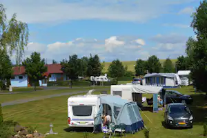 Camping Václav - Camper auf dem Stellplatz vom Campingplatz auf grüner Wiese