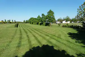 Camping Václav - Wohnwagen- und Zeltstellplätze auf grüner Wiese vom Campingplatz