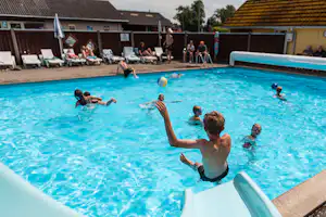 Camping Vejlby Fed - Freibad mit Rutsche und Liegestühlen
