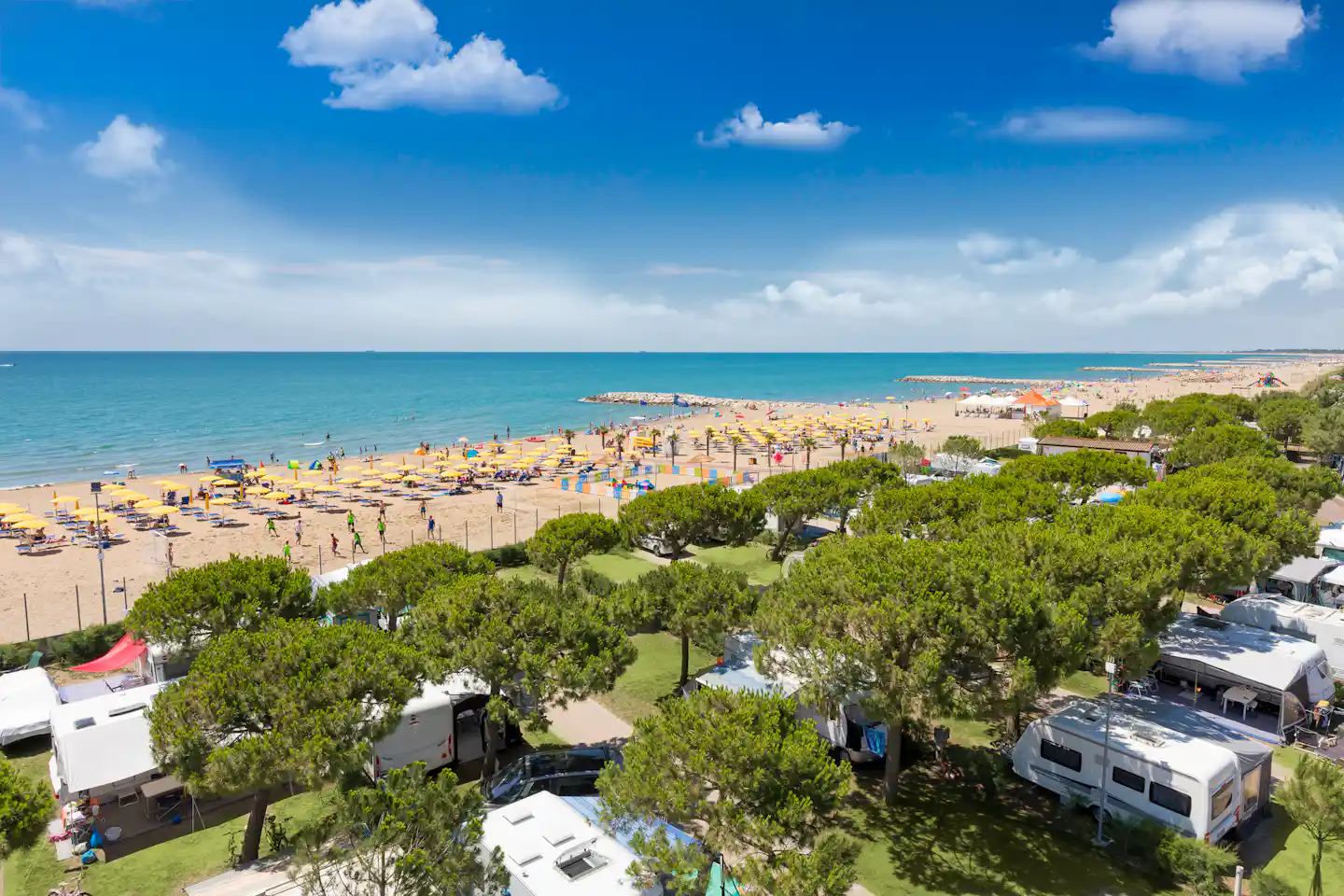 Camping Vela Blu - Campingplatz Luftaufnahme mit Blick auf das Meer