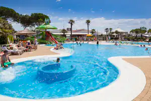 Camping Vela Blu - Campingplatz mit Pool, Wasserrutsche, Liegestühlen und Sonnenschirmen