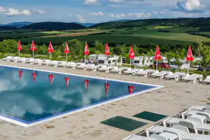 Camping Veliko Tarnovo - Poolanlage mit Liegestühlen auf dem Campingplatz