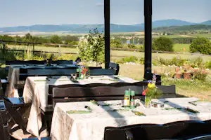 Camping Veliko Tarnovo - Terrasse vom Restaurant auf dem Campingplatz
