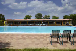 Camping Vell Emporda - Blick auf den Pool und Sitzmöglichkeiten in der Sonne