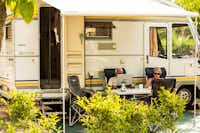 Camping Vendrell Platja  -  Camper am Wohnwagen auf dem Wohnwagen- und Zeltstellplatz vom Campingplatz