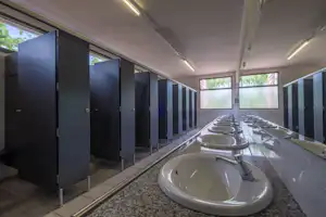 Camping Vendrell Platja - Sanitärbereich vom Campingplatz mit Waschbecken, Spiegeln und Toiletten