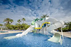 Camping Vendrell Platja - Wasserrutsche im Poolbereich vom Campingplatz