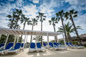 Camping Vendrell Platja - Liegestühle am Pool vom Campingplatz