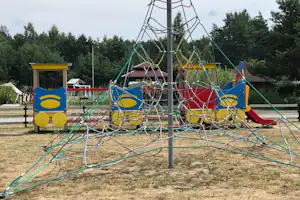 Camping Verbelnieki - Spielplatz vom Campingplatz auf grüner Wiese