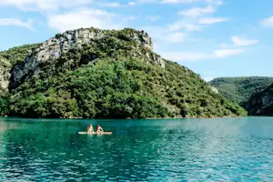 Camping Verdon Parc - Camper auf dem Fluss vom Campingplatz im Regionalen Naturpark Verdon