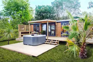 Camping Verdon Parc - Whirlpool auf der Veranda vom Mobilheim auf dem Campingplatz