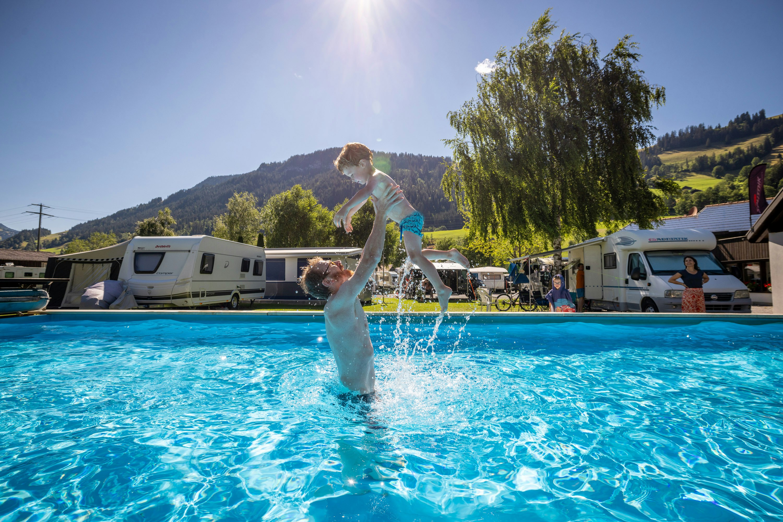Camping Vermeille - Vater mit Kind im Pool auf dem Campingplatz