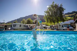 Camping Vermeille - Vater mit Kind im Pool auf dem Campingplatz