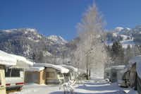 Camping Vermeille - Wohnmobilstellplätzen mit Schnee auf dem Campingplatz mit Blick auf die Berge