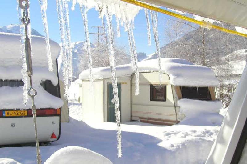 Camping Vermeille - Wohnmobilstellplätzen mit Schnee auf dem Campingplatz