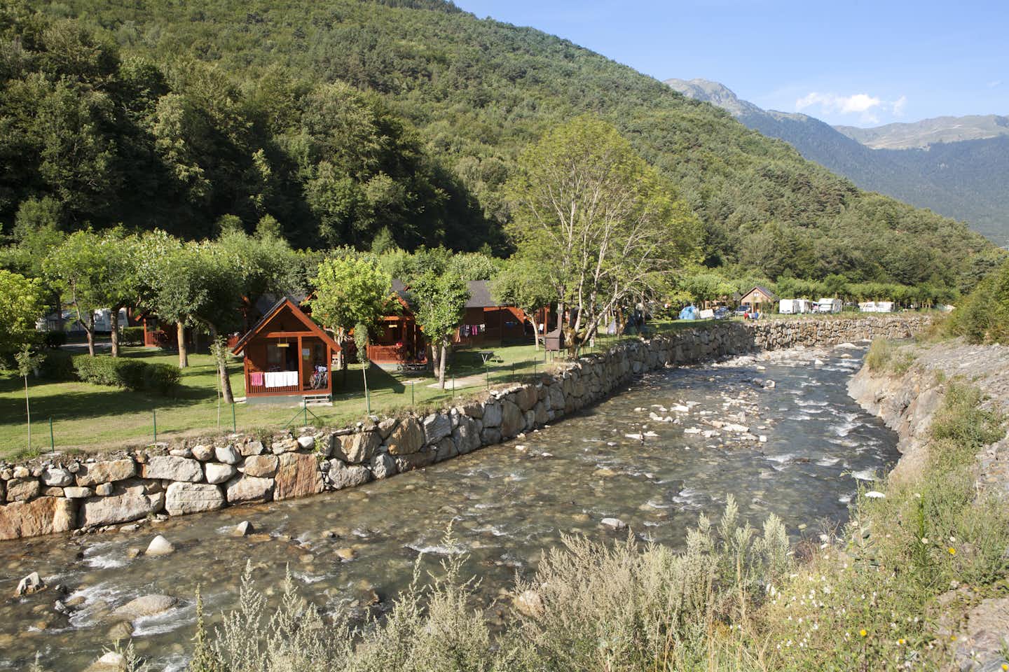 Camping Verneda -  Mobilheime, Wohnwagen- und Zeltstellplätze mit Blick auf den Fluss Garonne und die Berge 