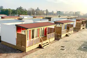 Camping Verona Village - Blick auf die Mobilheime mit Terrasse auf dem Campingplatz