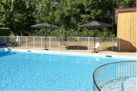 Camping Vert Auxois -  Poolbereich mit Sonnenschirmen