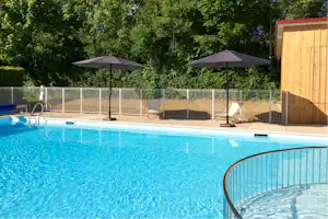 Camping Vert Auxois - Poolbereich mit Sonnenschirmen