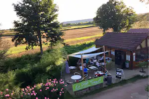 Camping Vert Auxois - Restaurant mit Sitzgelegenheiten im Freien