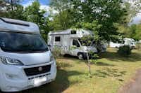 Camping Vert Bord'Eau - Wohnmobil- und  Wohnwagenstellplätze im Schatten der Bäume