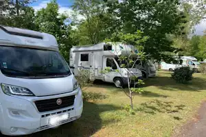 Camping Vert Bord'Eau - Wohnmobil- und Wohnwagenstellplätze im Schatten der Bäume