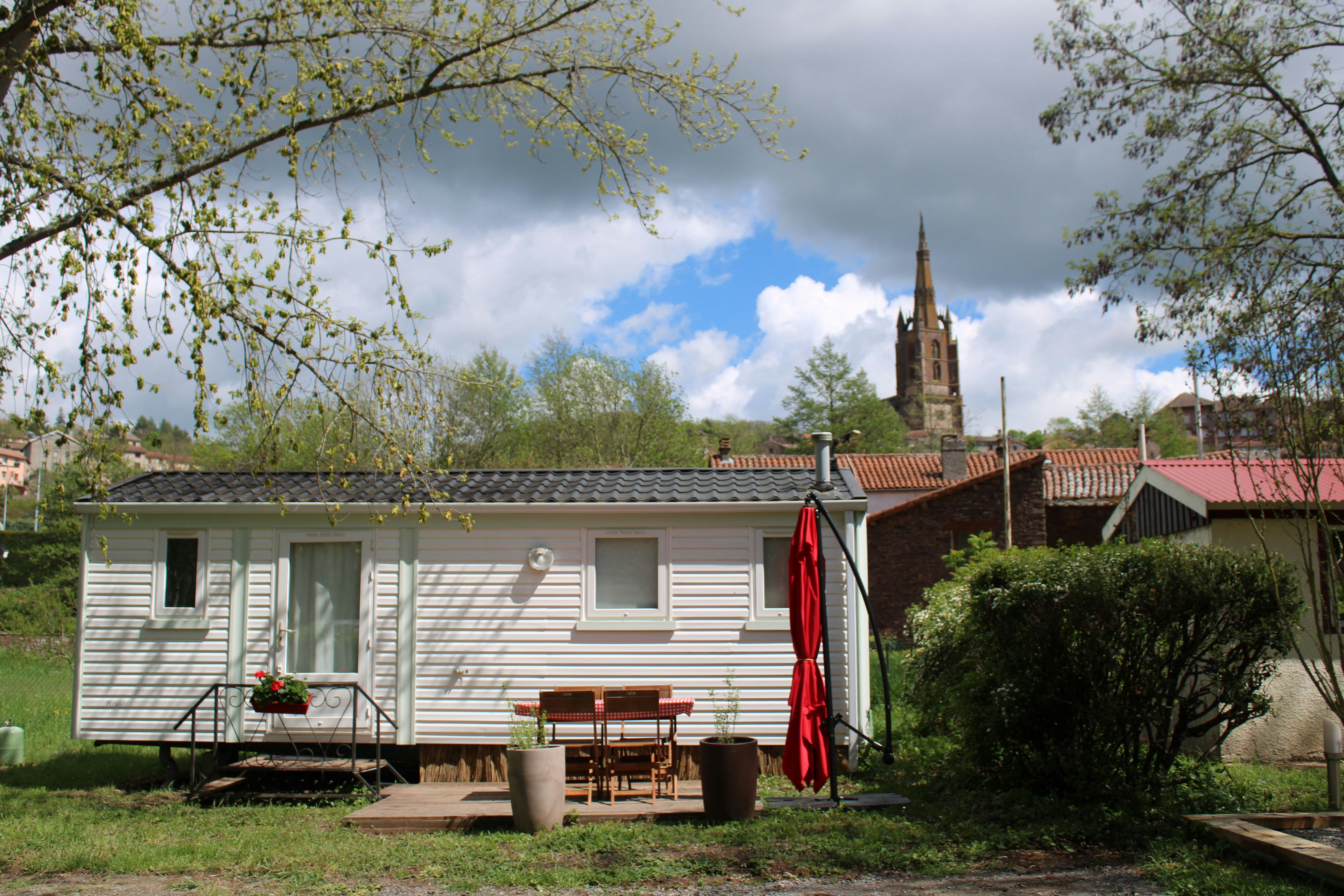 Camping Vert Lavande  - Mobilheim mit Terrasse auf dem Campingplatz