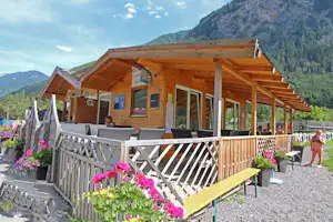 Camping Via Claudiasee - Imbiss auf dem Campingplatz mit überdachter Veranda