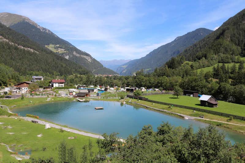 Camping Via Claudiasee - Luftaufnahme auf den Campingplatz am Claudiasee mit den Bergen im Hintergrund