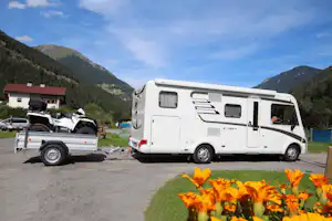 Camping Via Claudiasee - Wohnmobil mit Anhänger auf dem Campingplatz