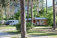 Camping Viamala - Mobilheim mit Terrasse im Grünen auf dem Campingplatz 