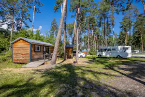 TCS Camping Thusis-Viamala - Mobilheime unter den Bäumen