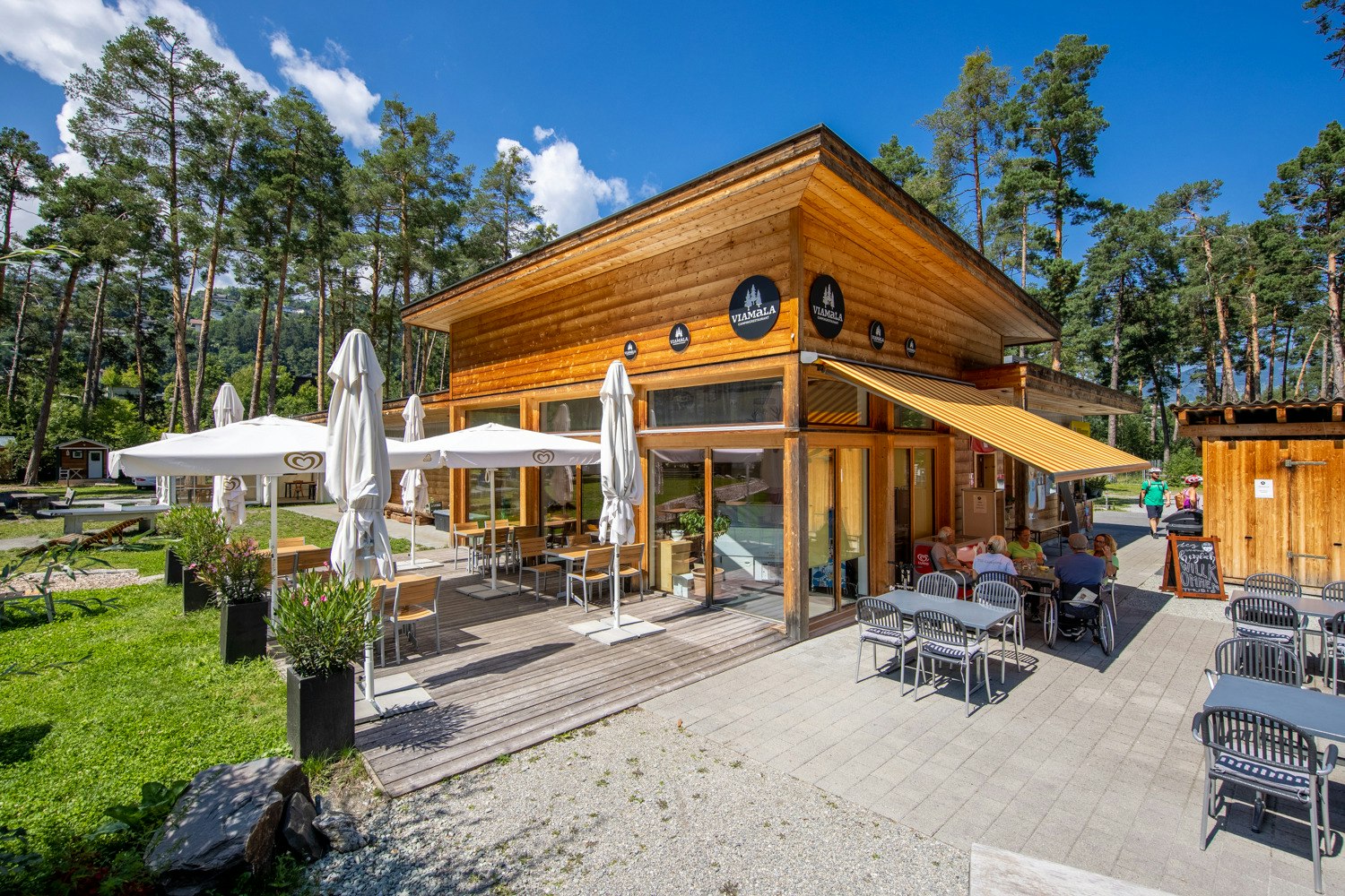 TCS Camping Thusis-Viamala - Restaurant des Campingplatzes mit Terrasse