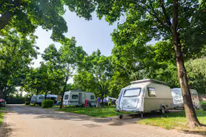 Camping Vicenza - Stellplatz vom Campingplatz im Schatten der Bäume