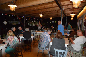 Camping Vidlák - Abendgesellschaft auf der überdachten Terrasse des Gästeraums