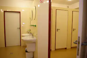 Camping Vidlák - Innenansicht des Sanitärbereichs mit Waschbecken und Toilettenkabinen