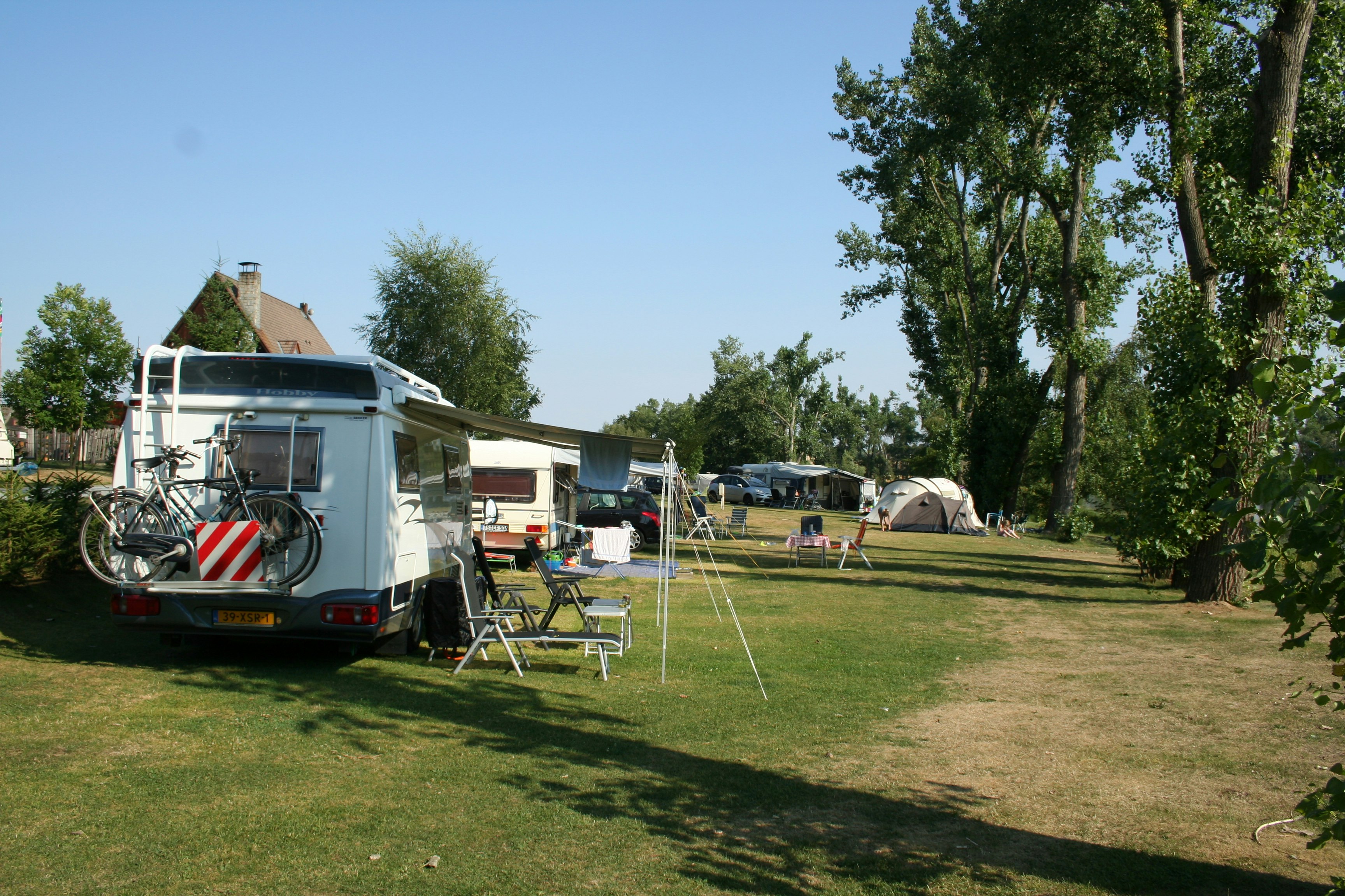 Camping Vidlák - Wohnwagen im Schatten der Bäume