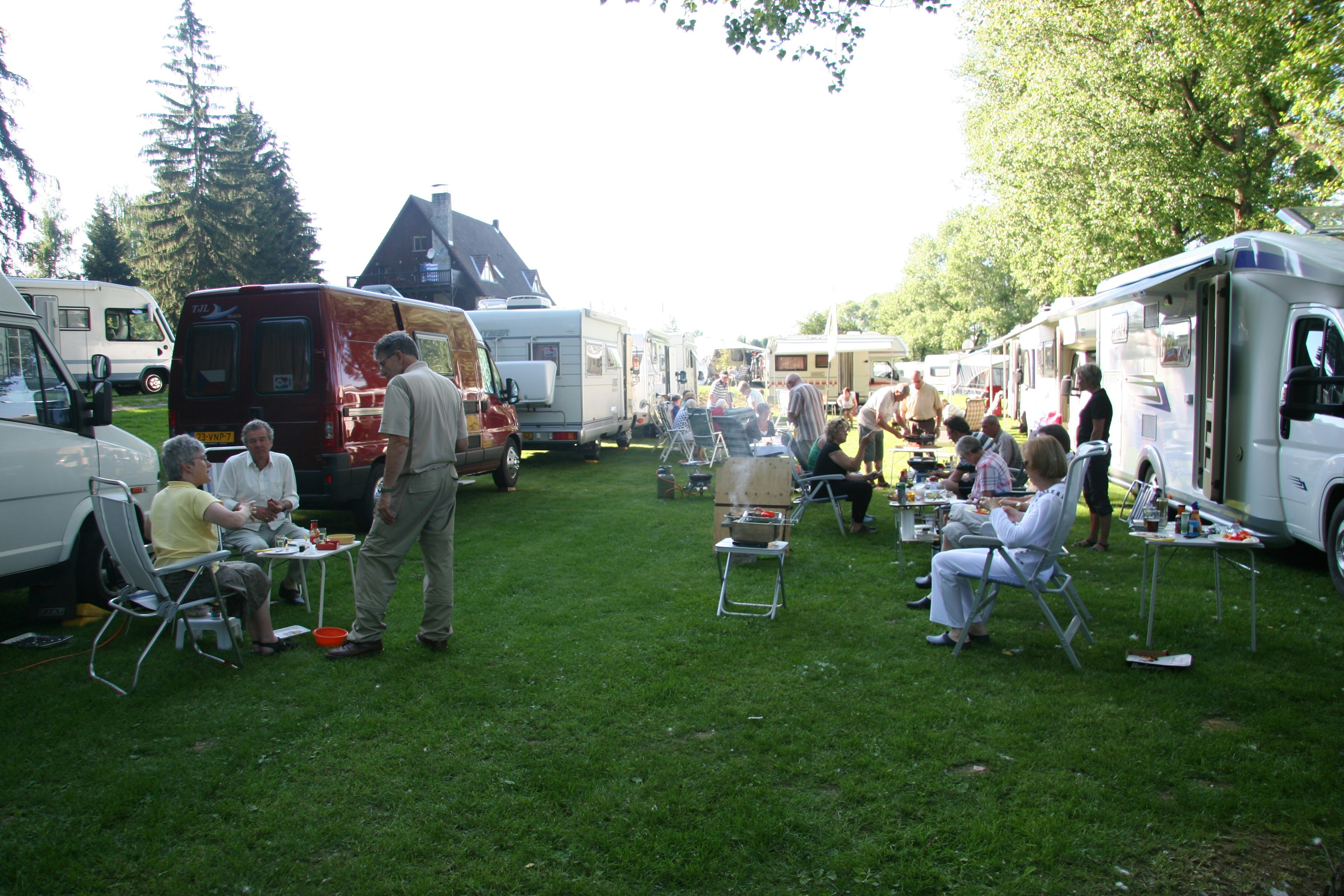 Camping Vidlák - Wohnwagen- und Zeltstellplatz mit Campern beim gemeinsamen Grillen