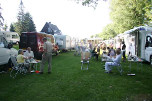 Camping Vidlák - Wohnwagen- und Zeltstellplatz mit Campern beim gemeinsamen Grillen